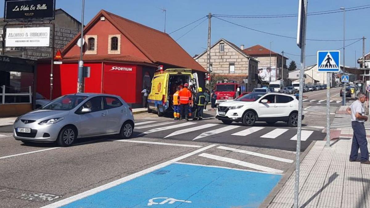 Momento del accidente en la Avenida de Sanguiñeda.  // SARA PROL