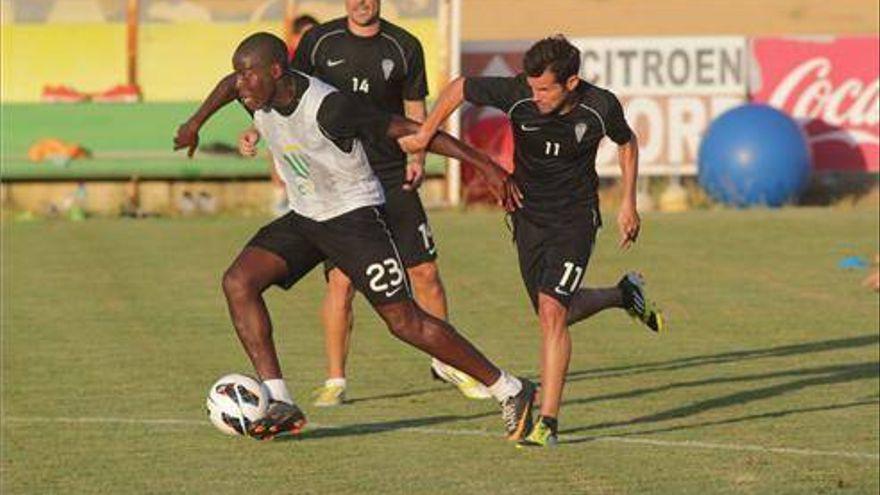 John Ayina, en un entrenamiento del Córdoba CF, en la temporada 2012-13.