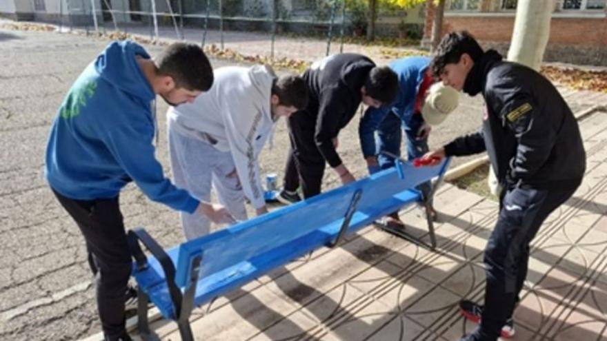 Se están pintando elementos con frases motivadoras. | SERVICIO ESPECIAL