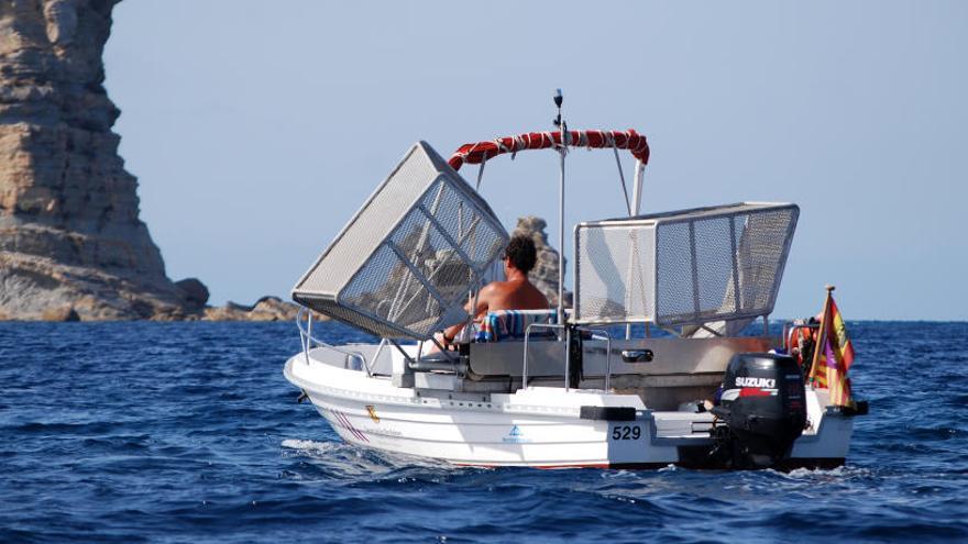 Seis barcas inician hoy el servicio de limpieza del litoral en Ibiza