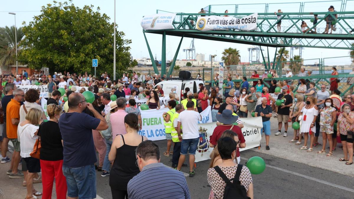 Una de las últimas protestas para la retirada de las vías de la costa de Alicante.