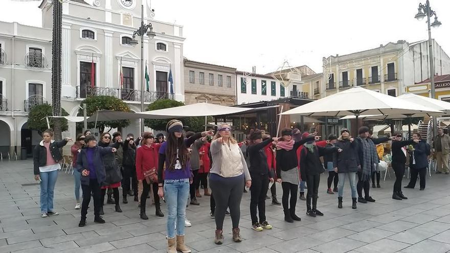 Un centenar de mujeres participan en Mérida en la performance &#039;El violador eres tú&#039;