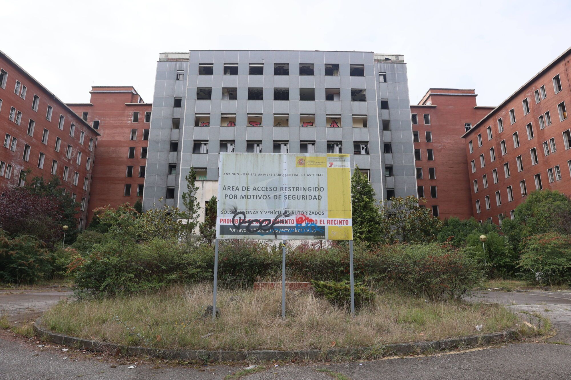 Viejo HUCA. Recorrido por cómo está el viejo hospital.