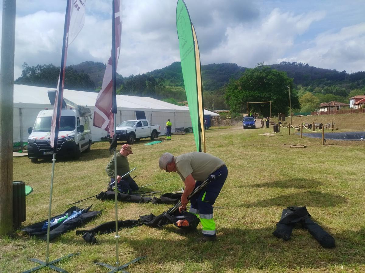Cornellana, en Salas, se prepara para la Feria del Salmón y la subasta del campanu de Asturias