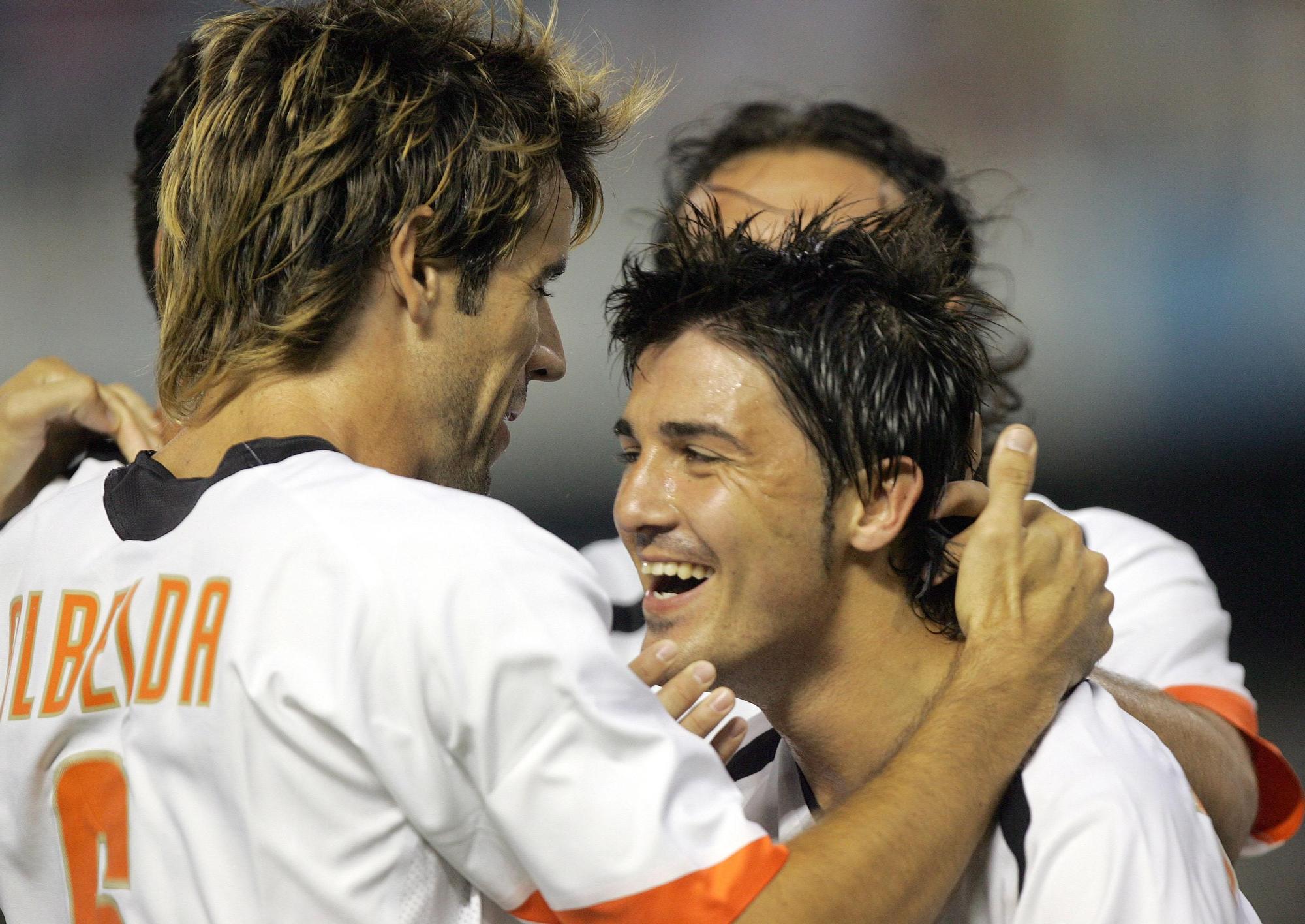 David Villa celebra un gol en su debut oficial con el Valencia CF en Mestalla frente al Gent en la Copa de la UEFA 2005-06 en julio de 2005.