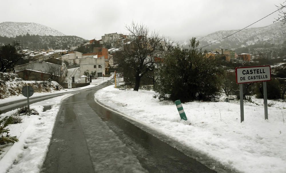 Imagen de la entrada de Castell de Castells. La Comunitat Valenciana se encuentra en alerta roja (riesgo extremo) por nevadas de hasta quince centímetros de espesor en zonas del interior y el litoral norte de Alicante, y en el interior sur de la provincia de Valencia.