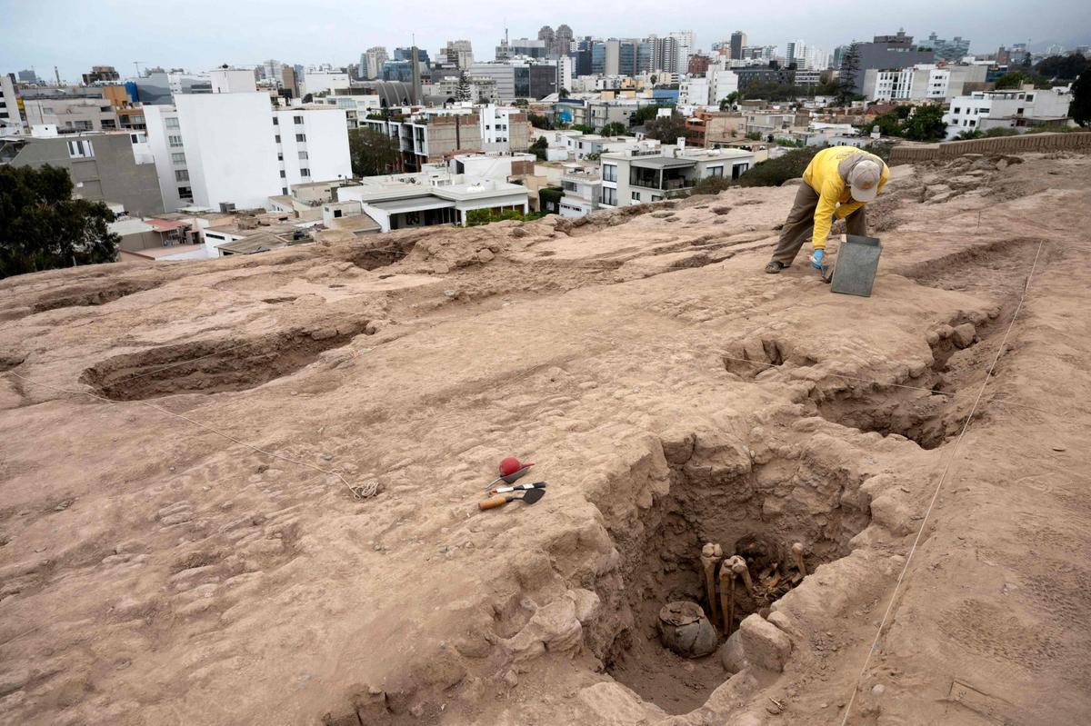 Descubierta una momia perteneciente a la cultura preinca Ychsma enterrada en una cámara funeraria poco profunda en una excavación en la Huaca (Santuario) Pucllana, en el corazón de una zona residencial del distrito de Miraflores en Lima, el 5 de septiembre de 2023. Los Ychsma se formaron alrededor del año 1100 d.C. tras la desintegración del Imperio de la Guerra, cuya autonomía duró hasta alrededor de 1450, cuando fueron absorbidos por el Imperio Inca que vivía en lo que ahora se considera el Perú central.