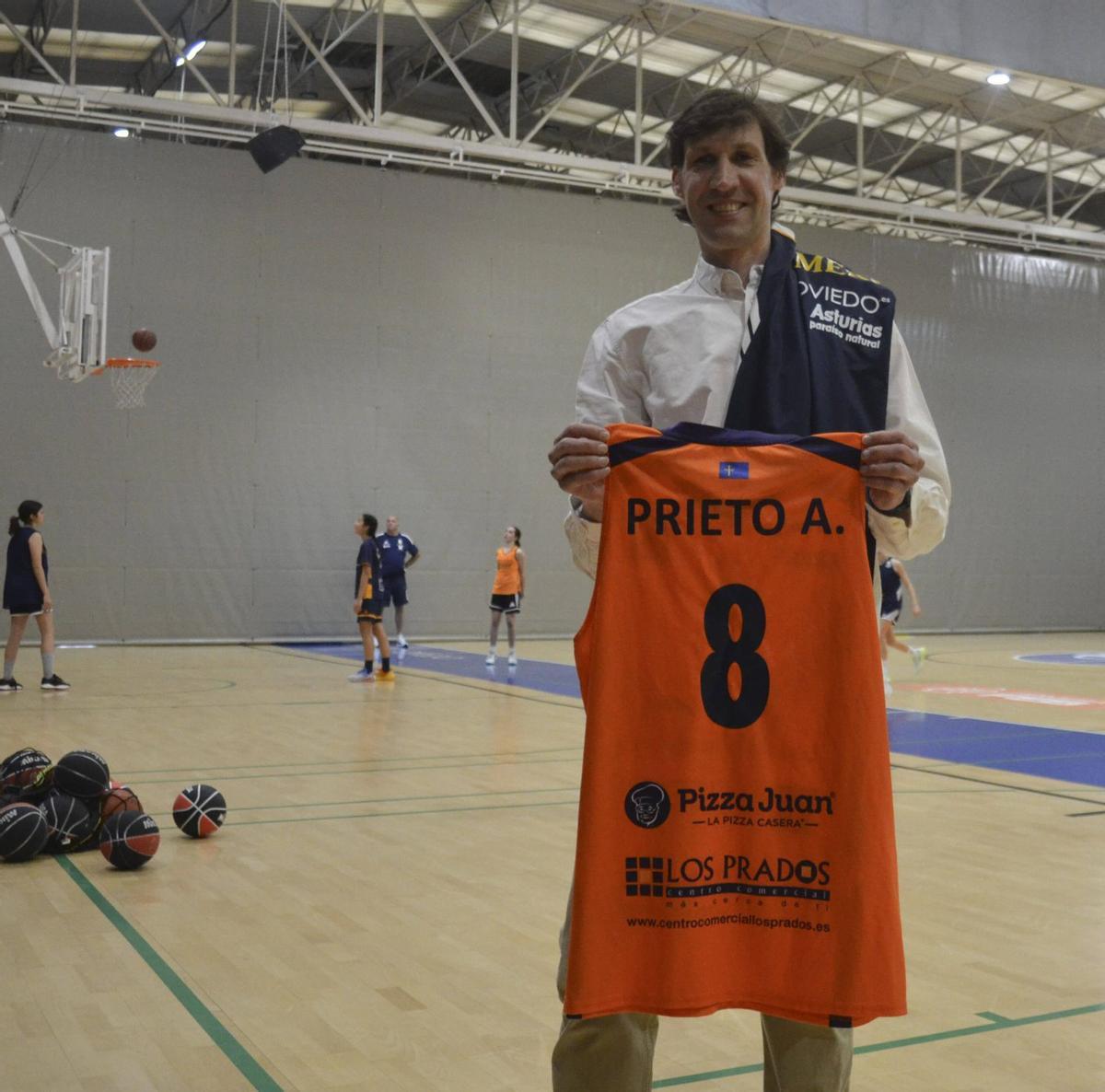 Agustín Prieto, con la camiseta que vistió como jugador y con la actual colgada al hombro, en Pumarín.  |