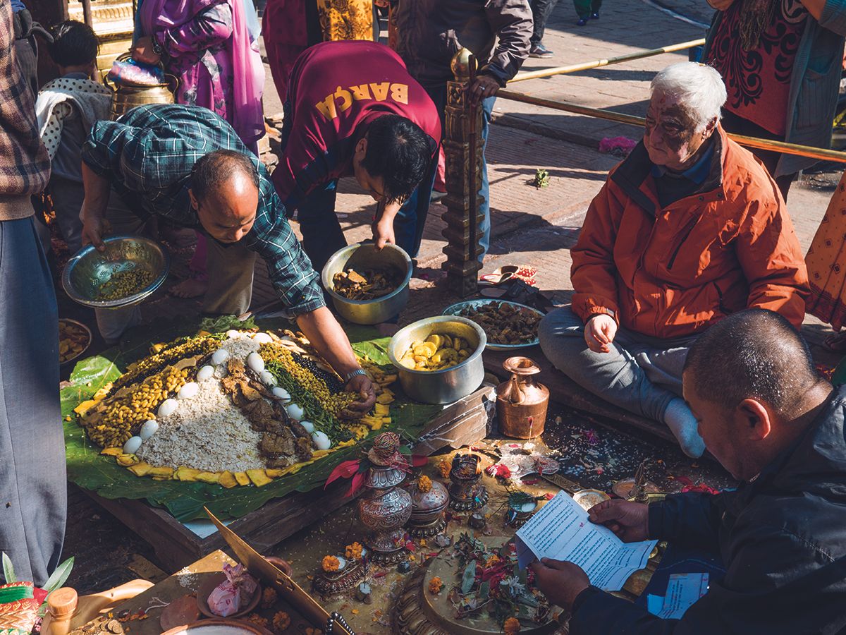 Ofrenda de comida en Swayambhunath.