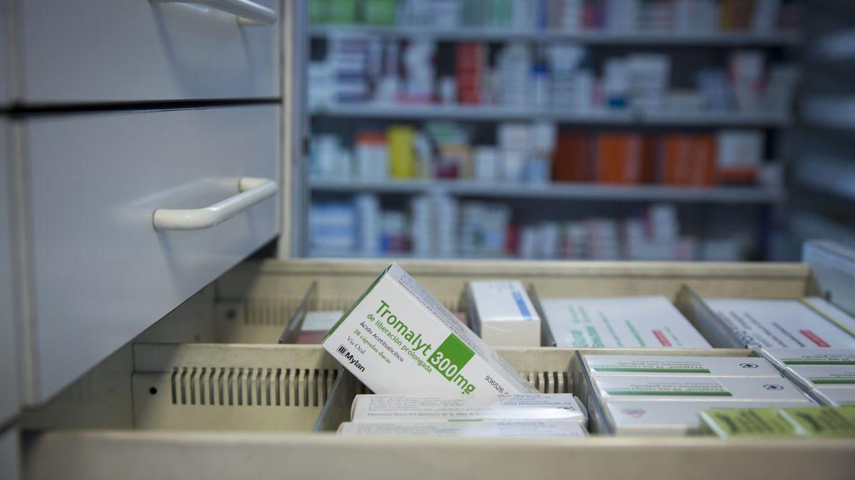 Cajón de medicamentos en una farmacia.