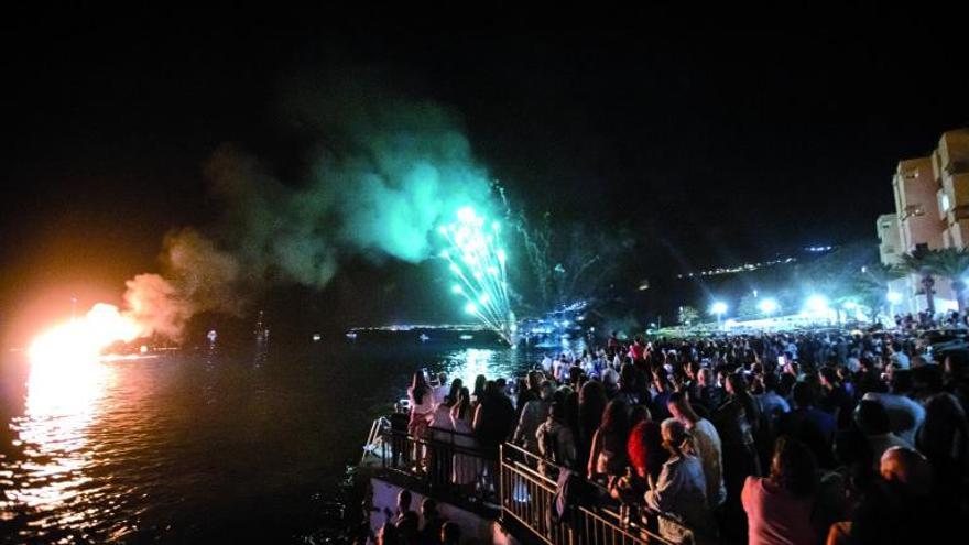 Hoguera flotante y fuegos artificiales el año pasado en la Noche de San Juan de Tabaiba, en el municipio de El Rosario. | | E.D.