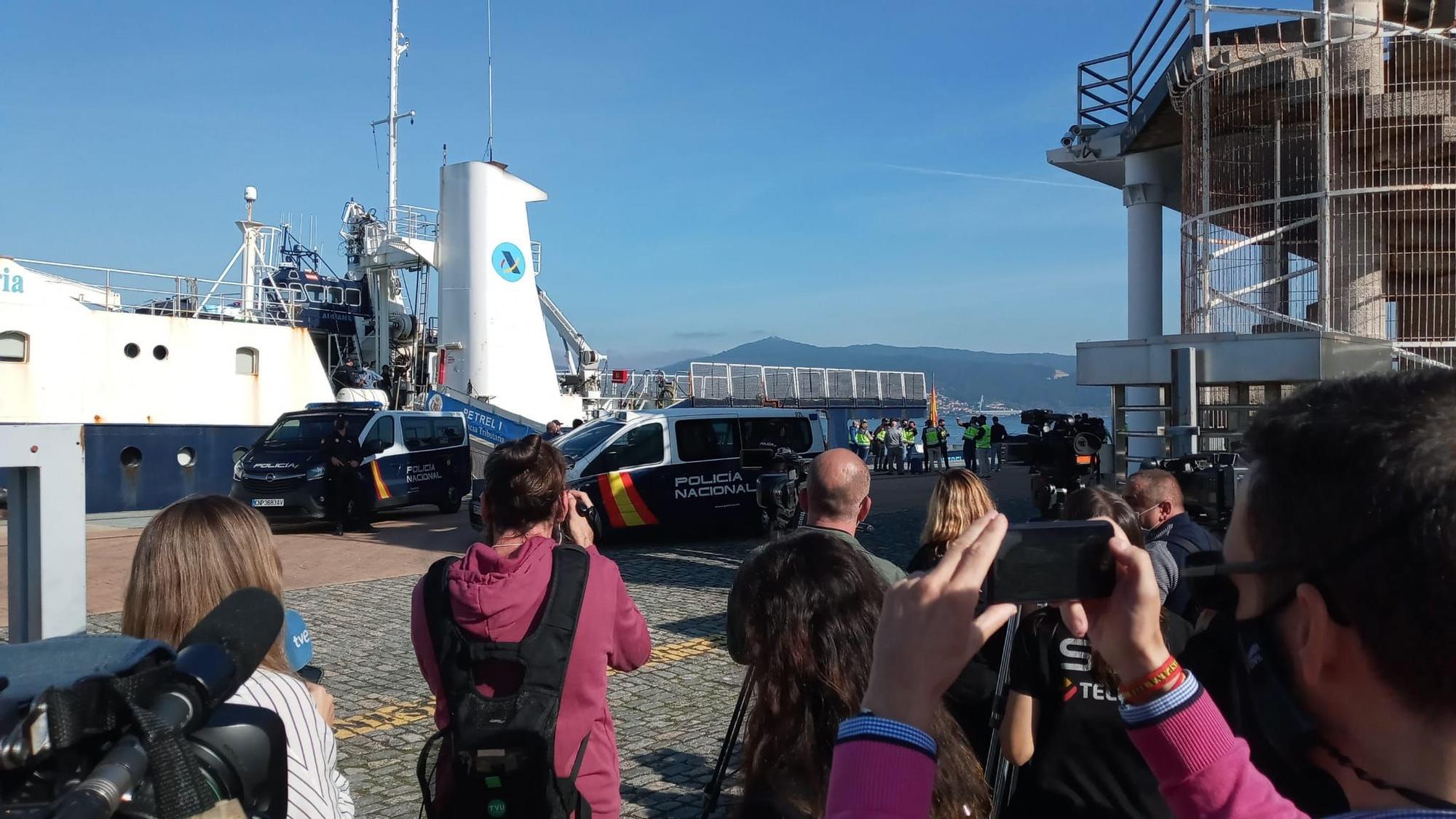 El velero interceptado en el Atlántico con dos toneladas de cocaína llega a Vigo
