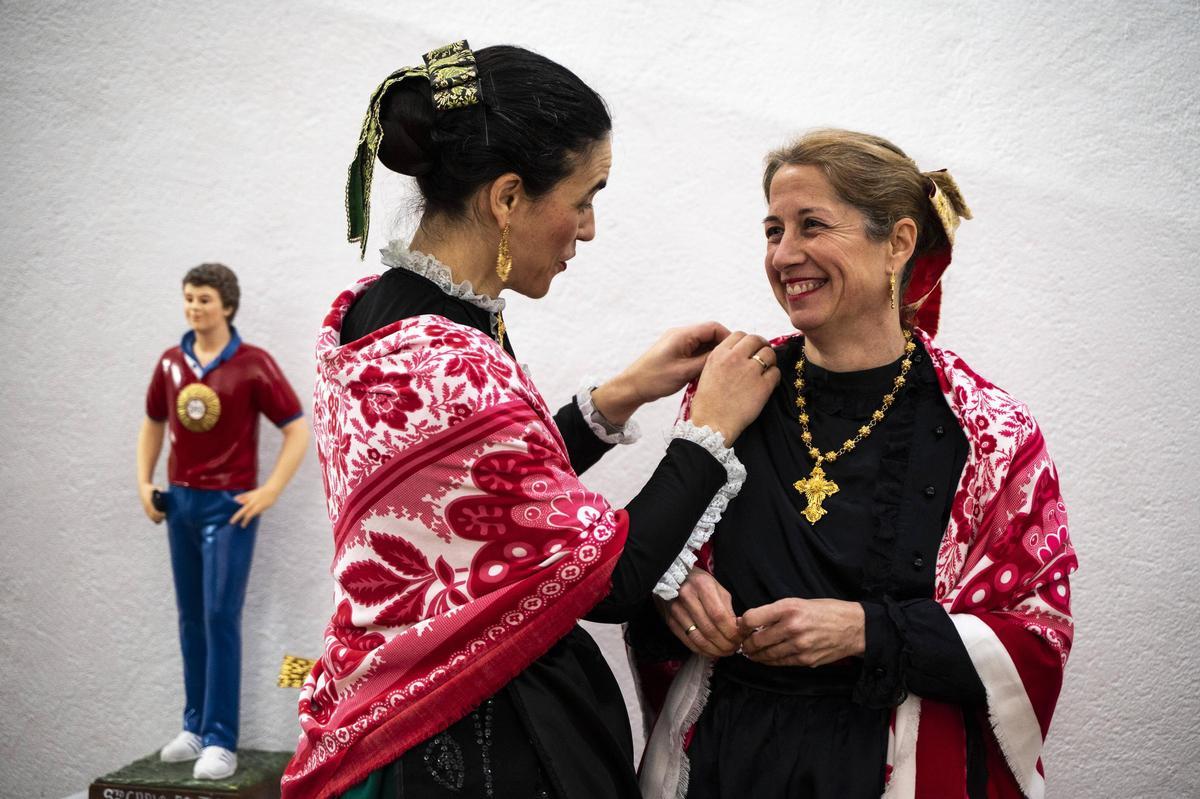 Los jugadores del colegio Diocesano de Cáceres cumplen su promesa y portan a San Blas en su procesión