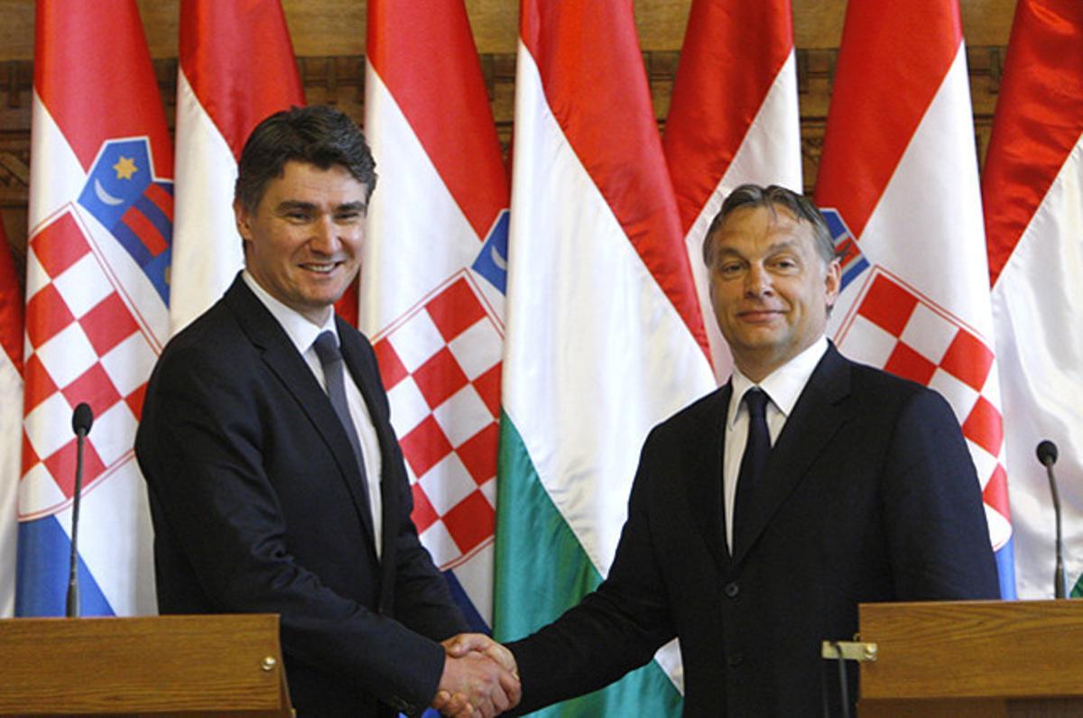El primer ministre hongarès, Viktor Orban (dreta), i el primer ministre croat, Zoran Milanovic, s’estrenyen la mà durant una roda de premsa conjunta a Budapest.