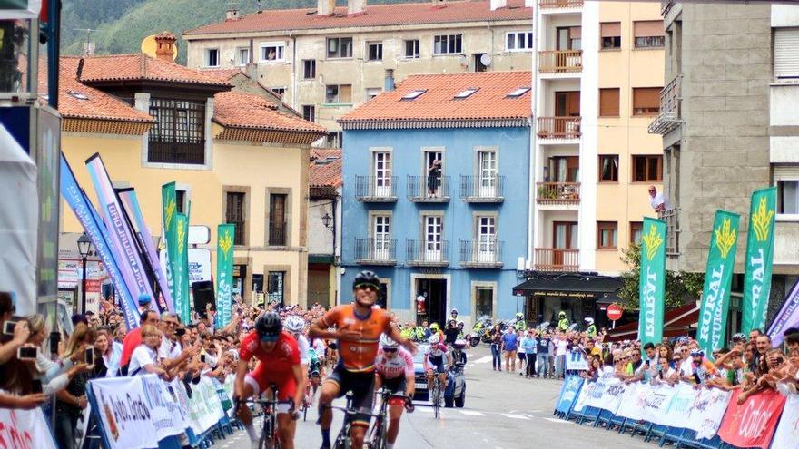 El alicantino Juan Ayuso logra el título de campeón de España júnior en ruta