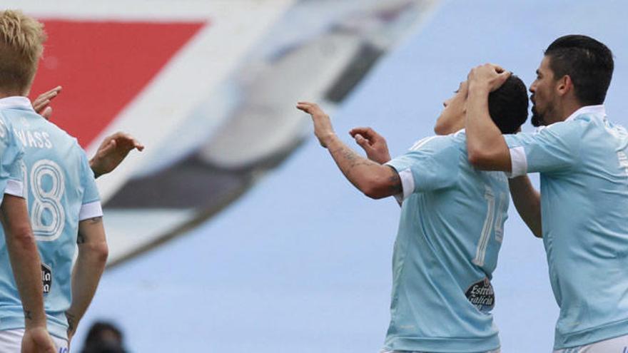 Nolito celebra con Orellana el gol de los celestes. // J. Lores