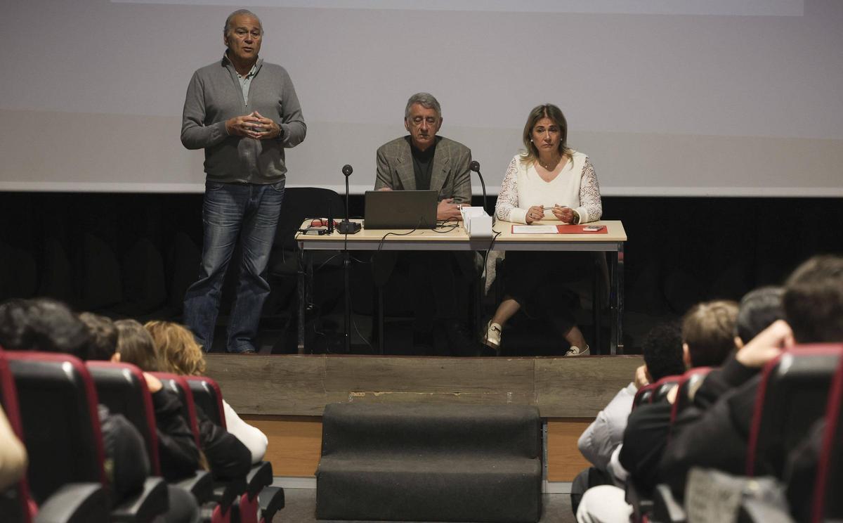 La madre de Marta Calvo imparte charlas al alumnado de ESO y Bachillerato para concienciarles sobre la utilidad de la geolocalización