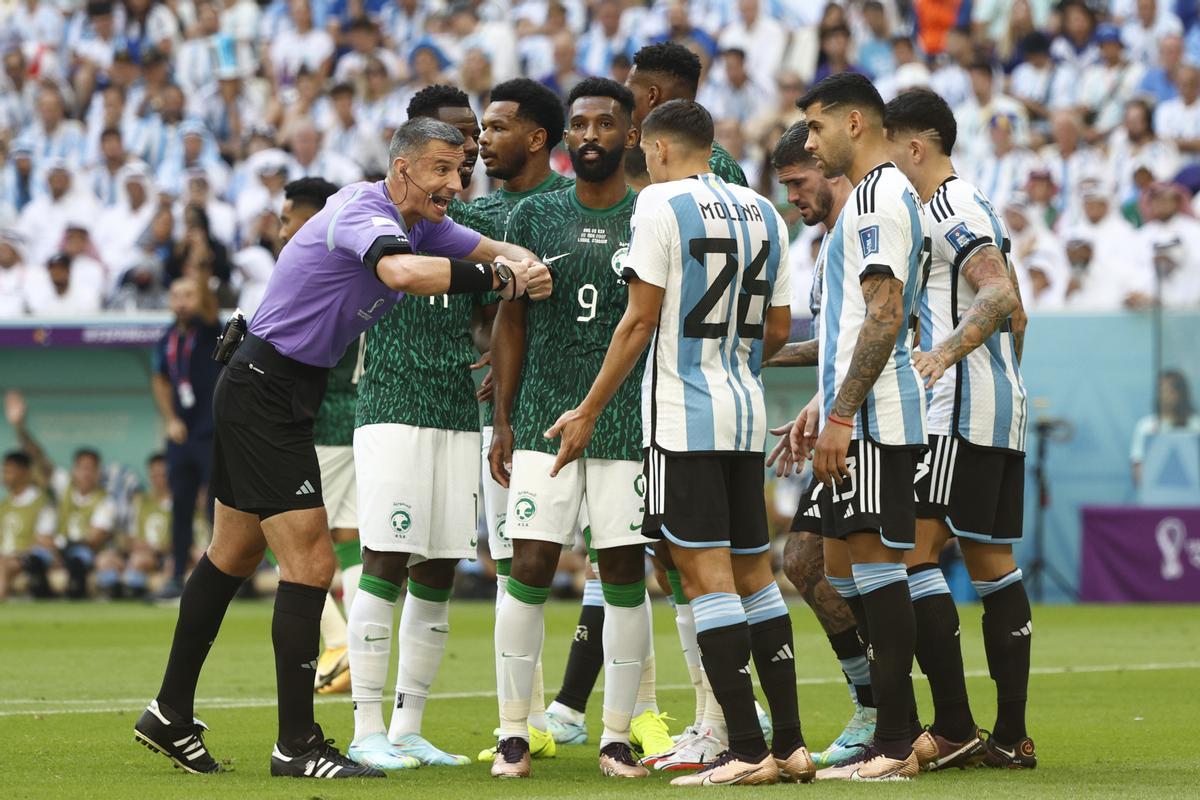 A Argentina le anularon tres goles ante Arabia Saudita