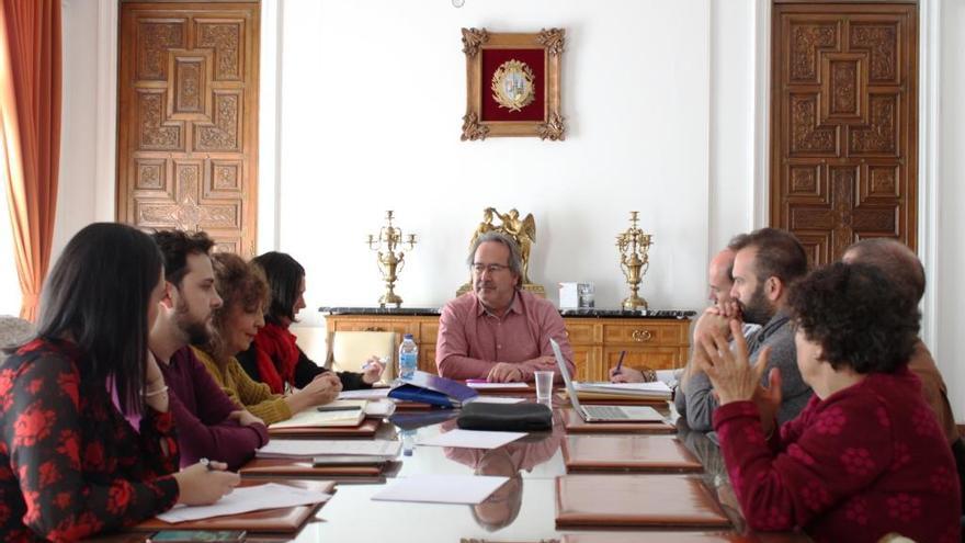 Reunión de los patronatos de las fundaciones León Felipe y Baltasar Lobo en el Ayuntamiento de Zamora.