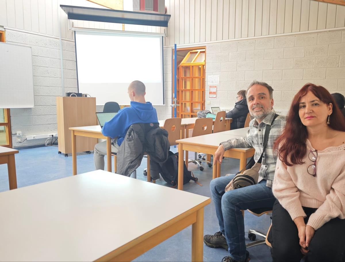 Jose Besada y Ana Gil, del IES Lamas de Abade de Santiago, durante una clase en el centro islandés