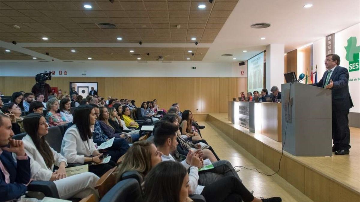 Vara apela a la planificación para evitar especialistas sanitarios sin plazas y plazas sin especialistas