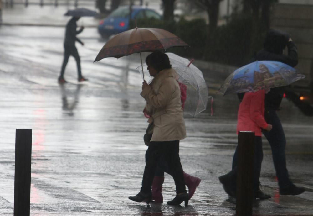 La borrasca Emma se sigue dejando sentir en Málaga durante la jornada del viernes. La alerta por fuertes precipitaciones sigue activa hasta las seis de la tarde.