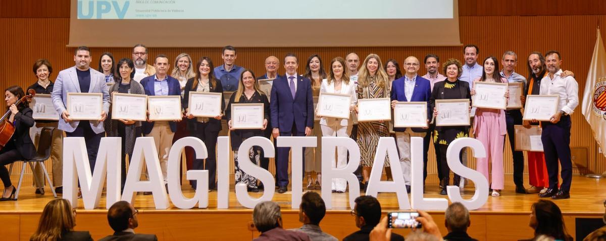 Los 25 Magistrales junto al rector de la UPV.