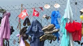 La lucha contra la basura que los peregrinos dejan en el Faro de Fisterra