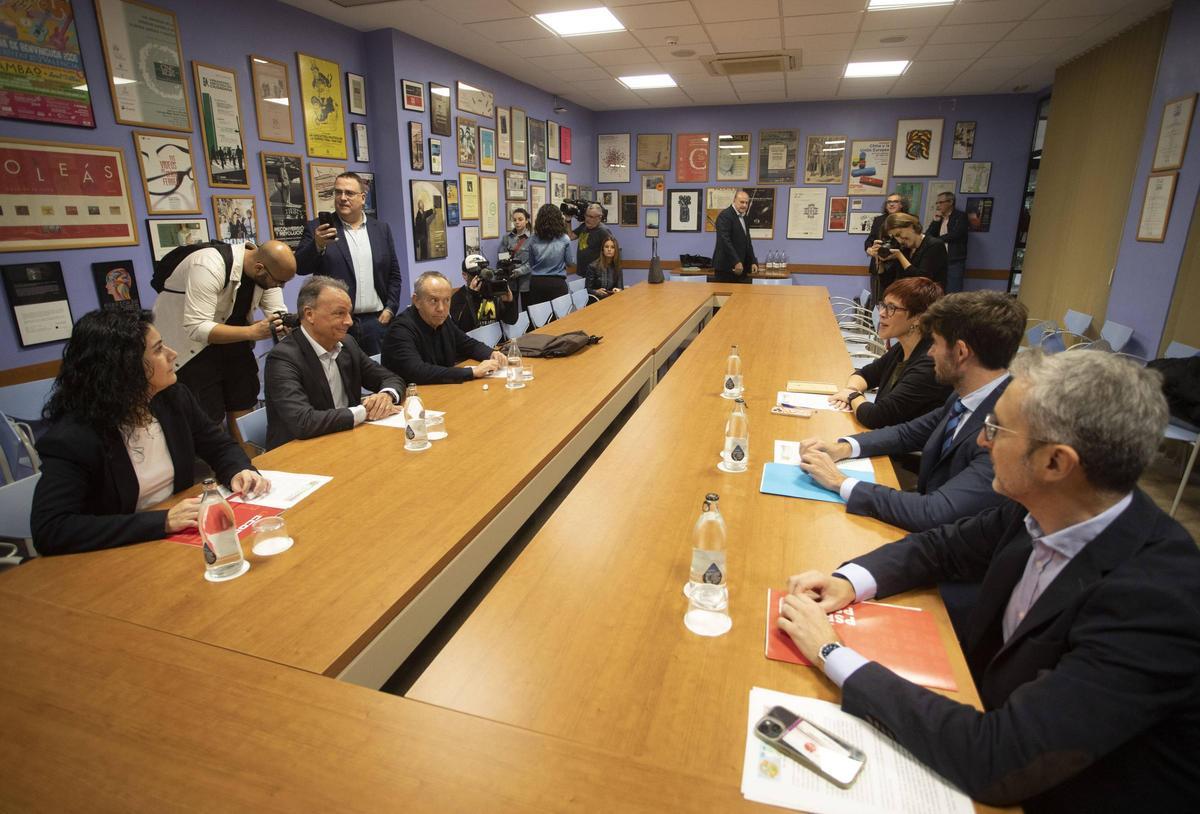 Reunión de los representantes de sindicatos, patronal y partidos en la Plataforma per un Finançament Just, este jueves.