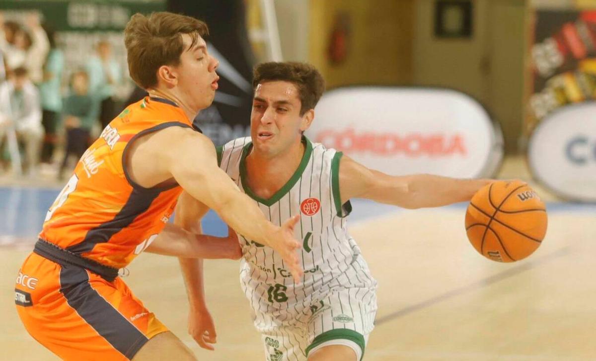 Pablo Sánchez controla el balón en el partido contra el Morón.