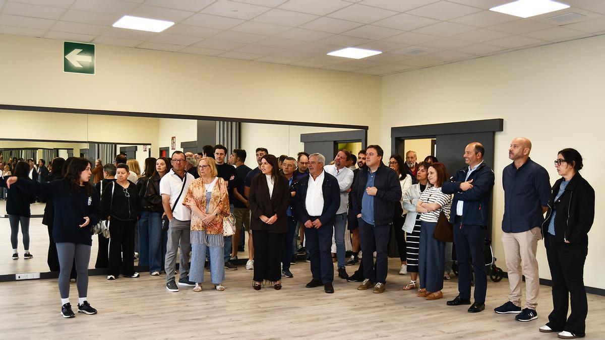 Visita institucional por la reapertura del complejo deportivo, en la que participaron representantes del Concello y la Diputación.