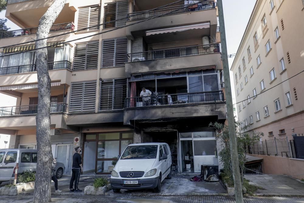 Un incendio destruye los bajos de un edificio de s'Arenal