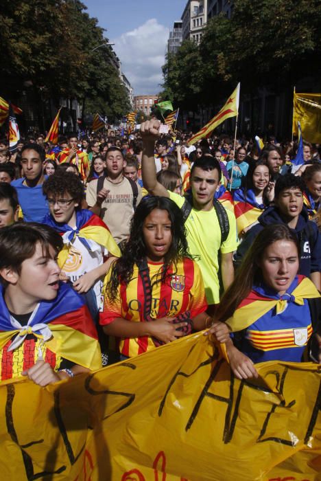 Manifestació d'estudiants universitaris i de secundària al centre de Girona