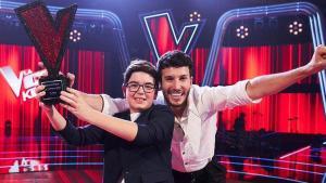 Sebastián Yatra junto a Rubén Franco, ganador de ’La Voz Kids.