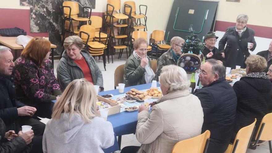 Los centros sociales de Arteixo brindan por la Navidad