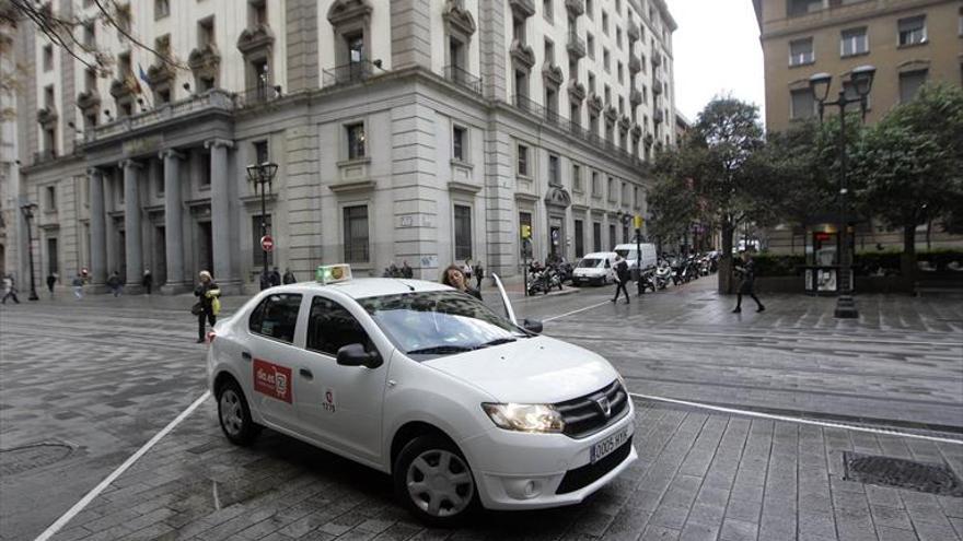 Los taxistas de Zaragoza podrán llevar a grupos de siete personas