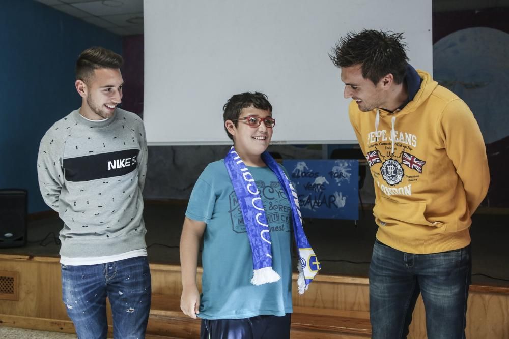 Los jugadores del Real Oviedo Valera y Vila visitan el colegio de educación especial de Latores