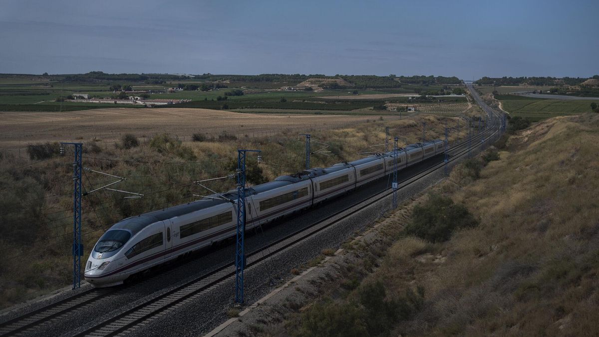 La retirada del servicio 'low cost' de Renfe encarece un 40% el corredor de alta velocidad Madrid-Barcelona