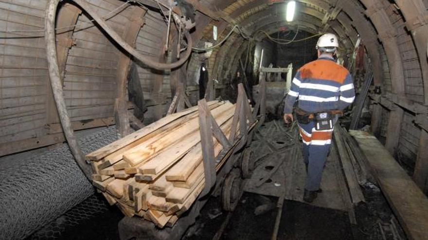 Un minero, en las instalaciones del pozo Nicolasa de Mieres.