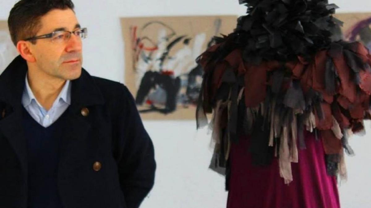 Xosé Luis Otero cunha das pezas (“Ephemeral”) da exposición “Distopia”.  | // D. P.