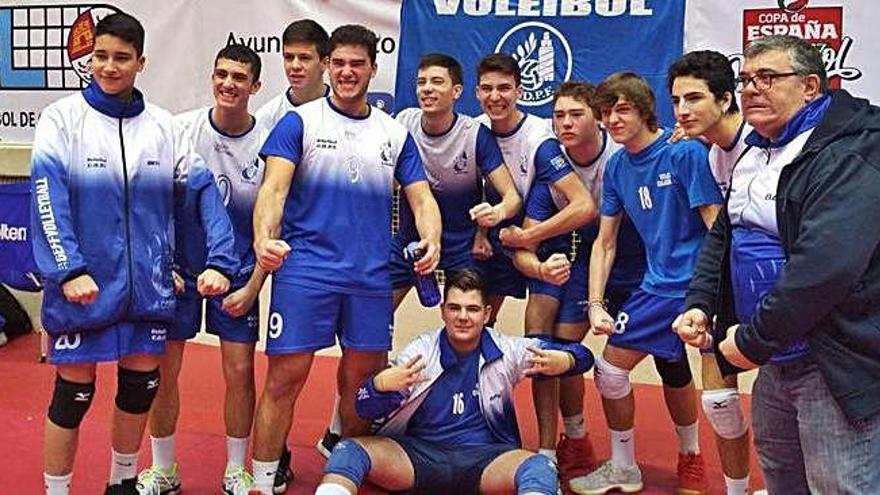 Los jugadores juveniles del Calasancias celebran la medalla de bronce.