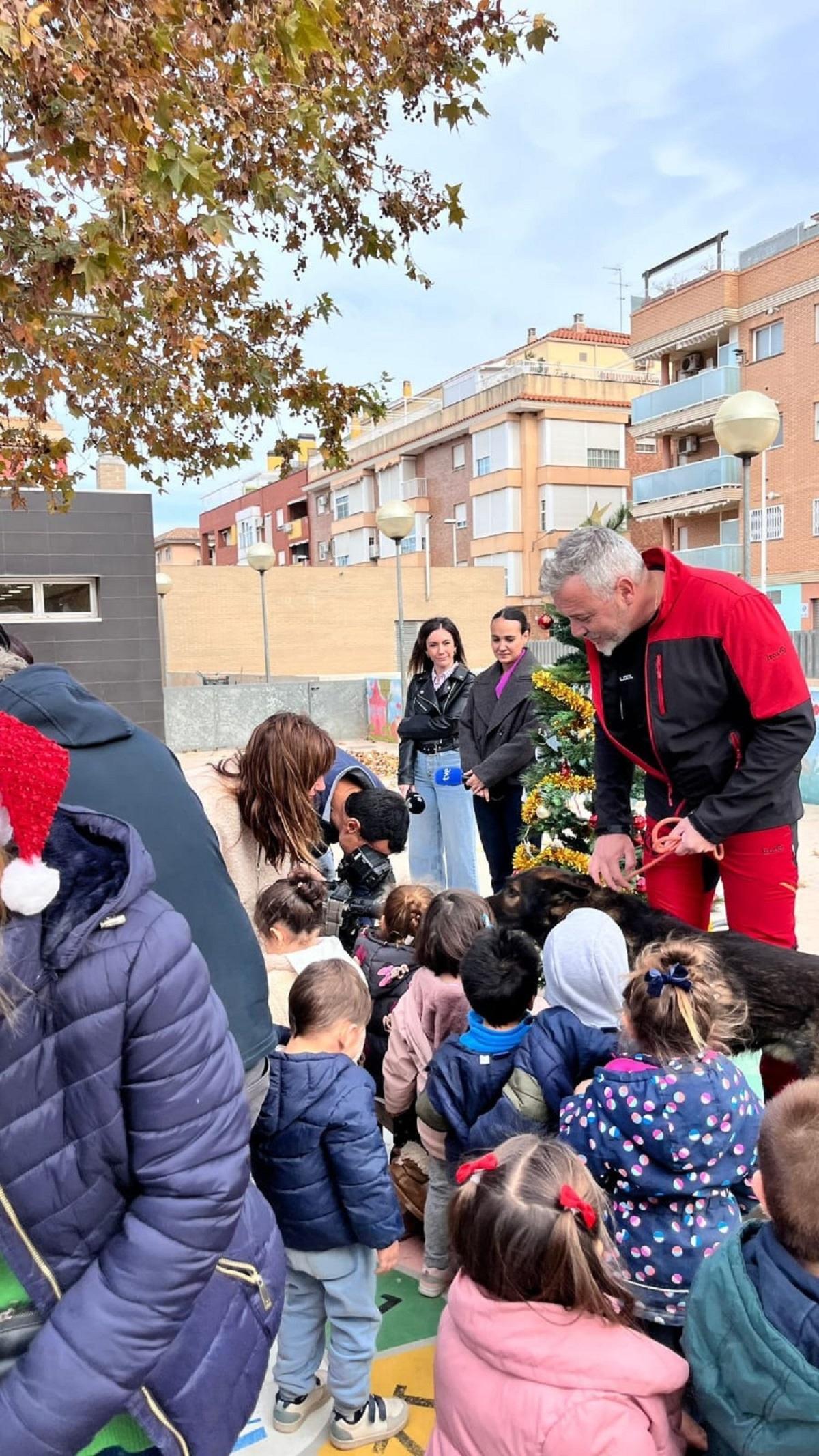 David Pino, con uno de los perros, conversa con los niños.