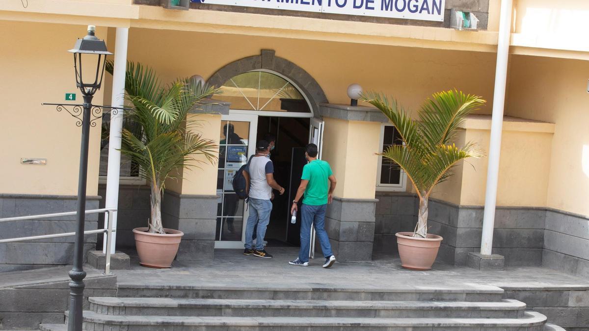 La Guardia Civil requisa material en el Ayuntamiento de Mogán