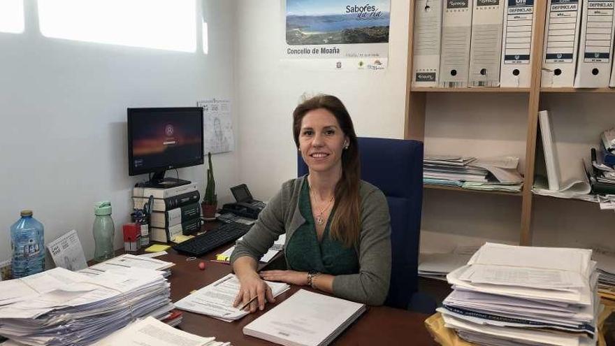 Paula Piñeiro, ayer, en su despacho del Concello de Moaña, en donde trabaja desde el 14 de enero. // G.N.