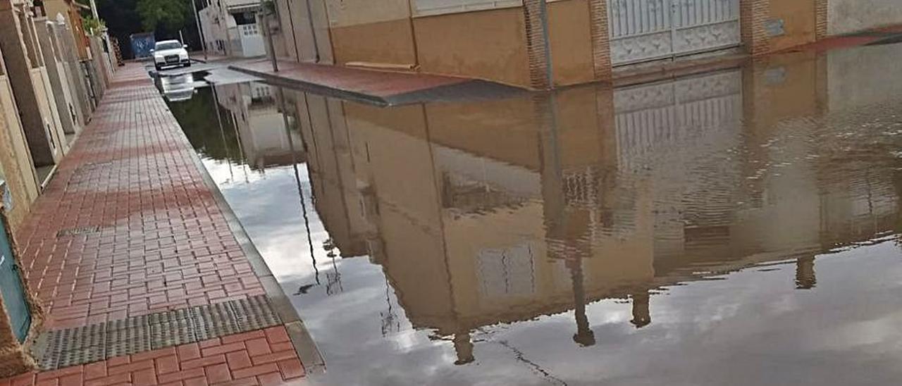 Una zona anegada en el barrio de San Roque de Torrevieja. | INFORMACIÓN