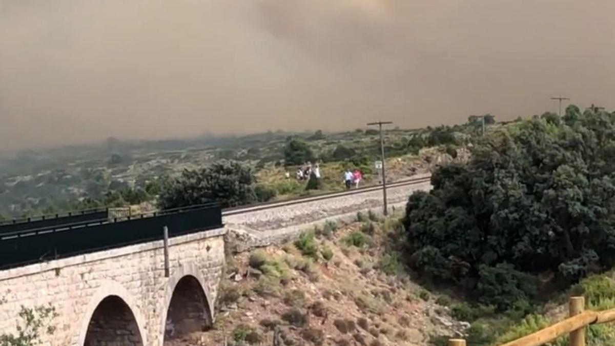 Un grupo de pasajeros, tras abandonar el tren.