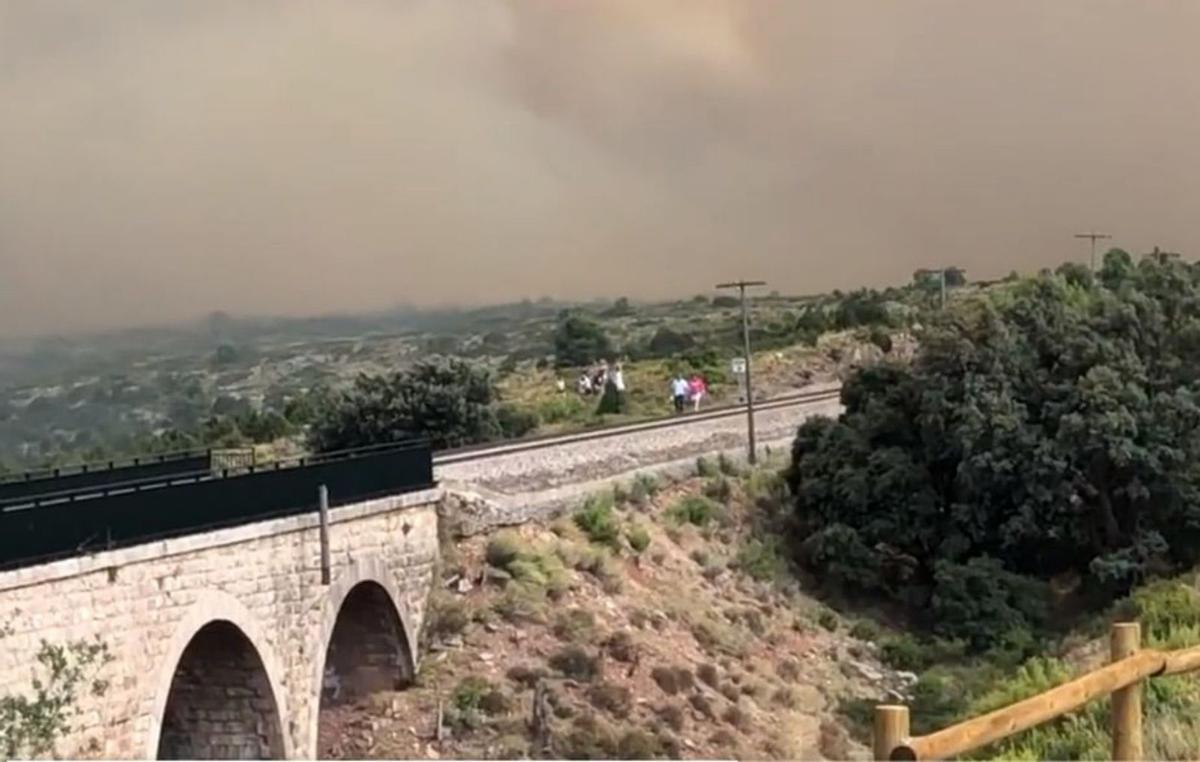 Un grupo de pasajeros, tras abandonar el tren.