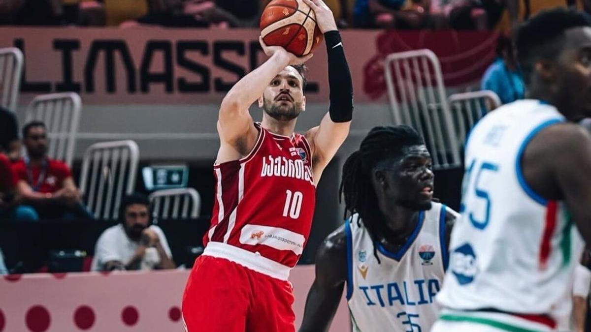 El georgiano Duda Sanadze lanza a canasta en el pasado Eurobasket