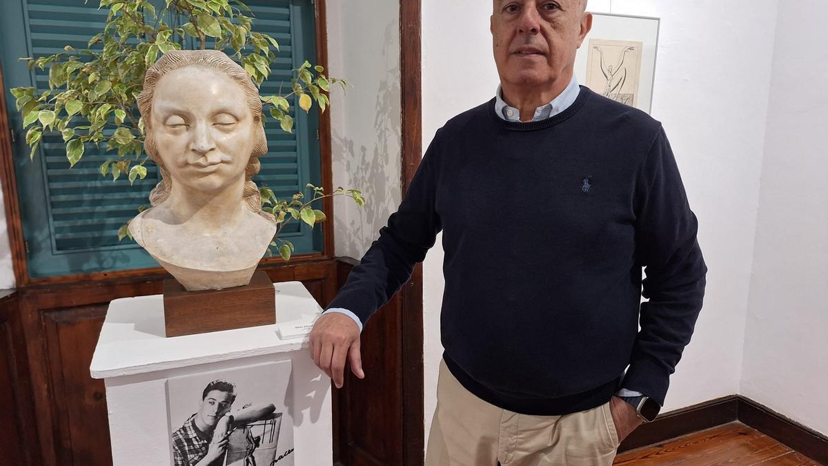 Iván Bethencourt, hijo de Rafaely, junto a una de las pocas esculturas de su padre que se conservan.