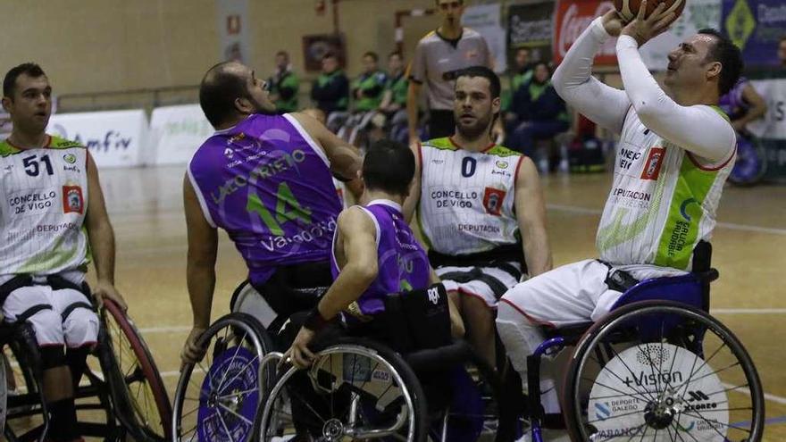 Zavala lanza a canasta durante un partido en Bouzas. // Ricardo Grobas